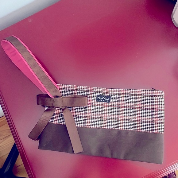 NWT Anna Street Studio Austen wristlet - Picture 1 of 4